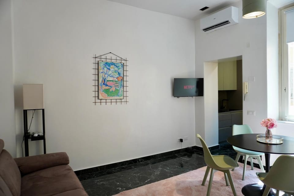 Communal lounge/ TV room, TV and multimedia, Living room, Seating area, Dining area, air conditioner