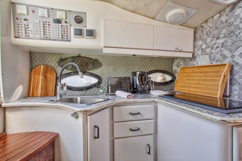 Coffee/tea facilities, Kitchen or kitchenette, stove, toaster