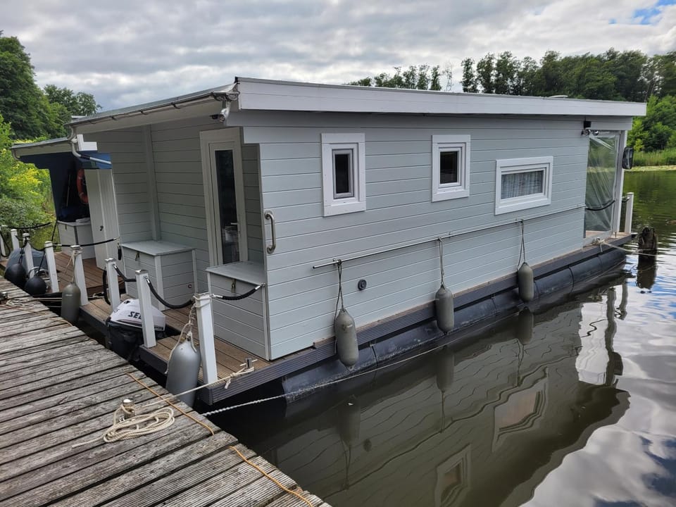 Hausboot Bella Vista am Müritznationalpark FESTANLIEGEND House in Rechlin