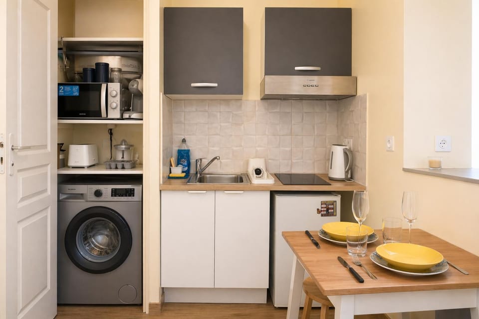 Coffee/tea facilities, Kitchen or kitchenette, Dining area, washing machine, kitchen