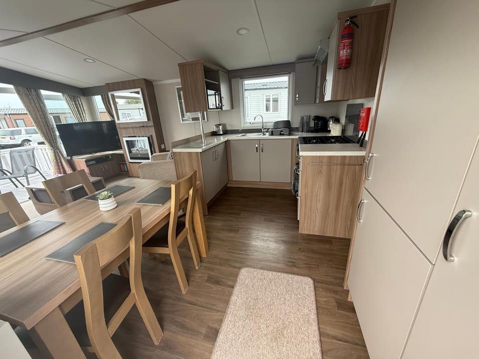 Coffee/tea facilities, Kitchen or kitchenette, Dining area, oven, stove, toaster