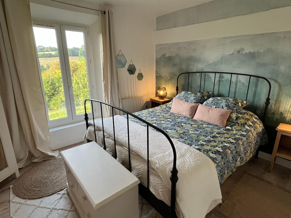 Bed, Photo of the whole room, Bedroom