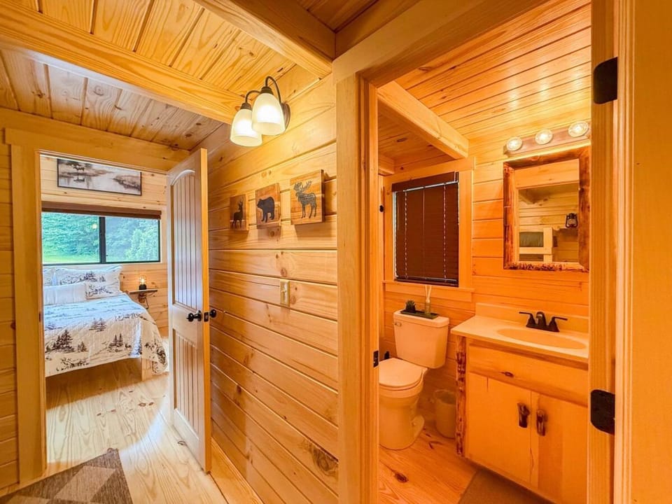 SaunaHaus - Log Cabin plus Private Sauna by the Brook Cabin in Woodstock
