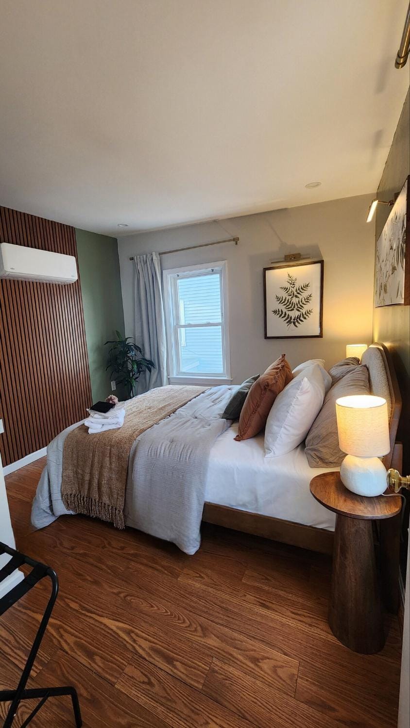Bed, Photo of the whole room, Bedroom, air conditioner