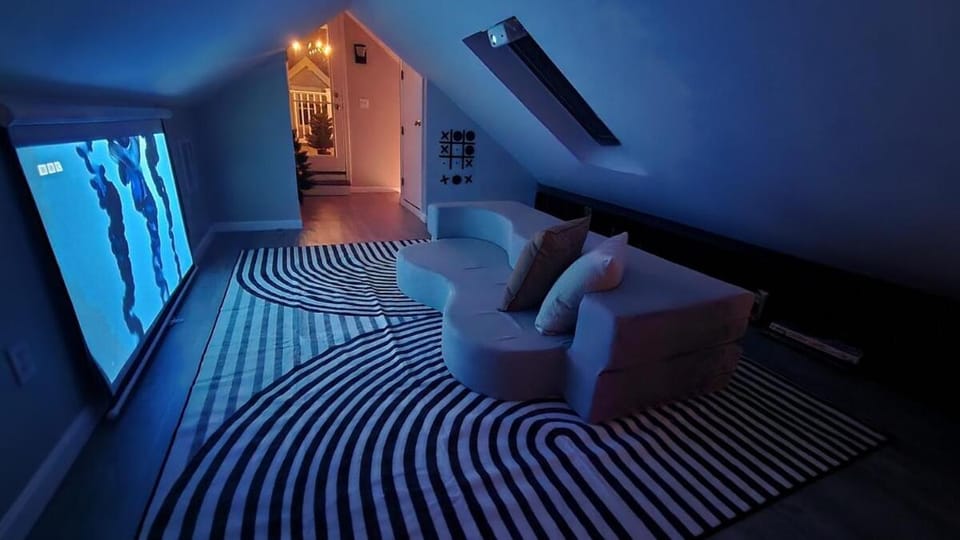 Bed, TV and multimedia, Seating area, Evening entertainment, Bedroom