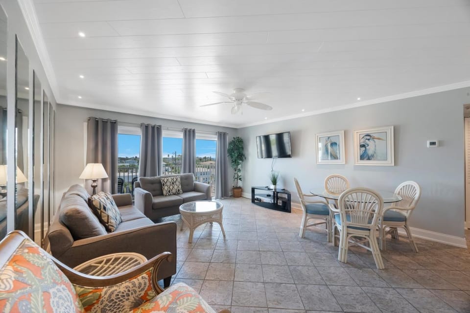 Bright Updated Beachfront Complex 2BR2BA Apartment in Madeira Beach
