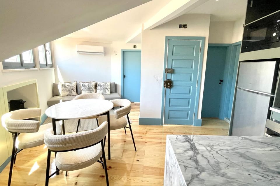 TV and multimedia, Kitchen or kitchenette, Living room, Seating area, Dining area, air conditioner