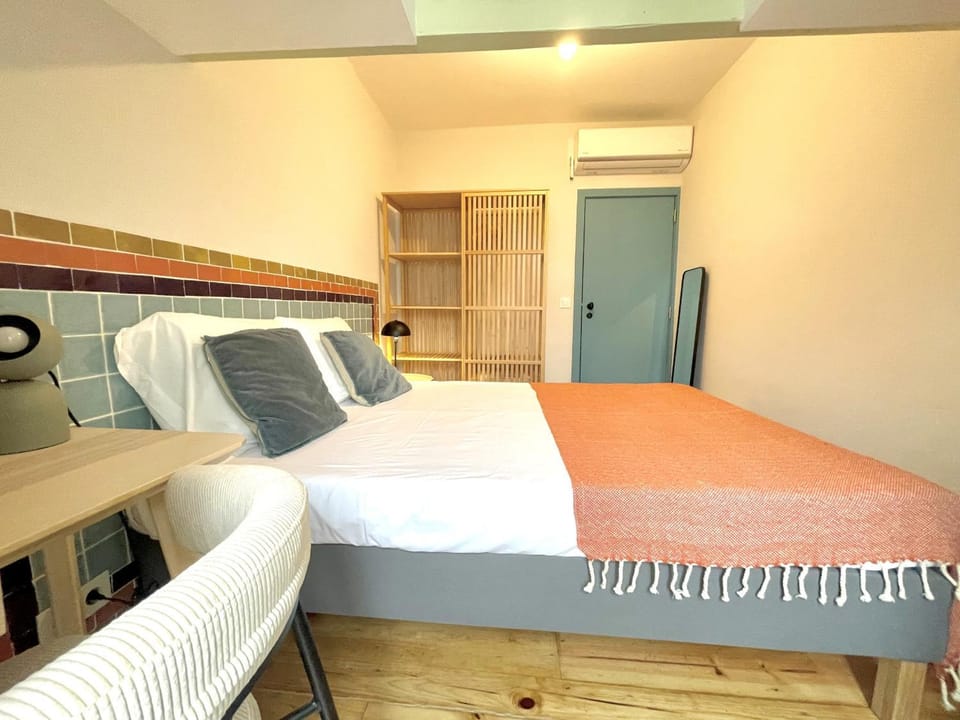 Bed, Living room, Photo of the whole room