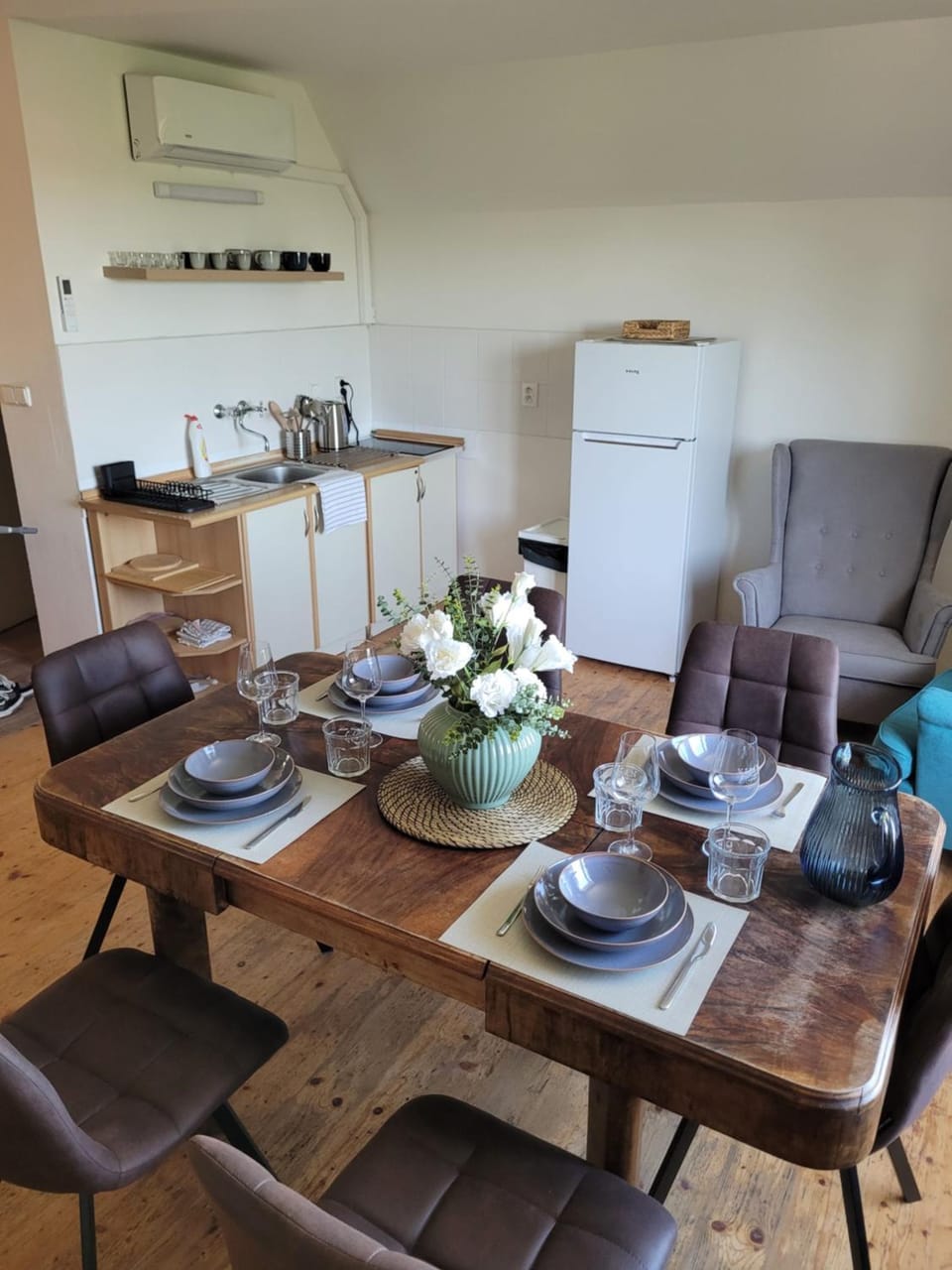 Kitchen or kitchenette, Living room, Dining area