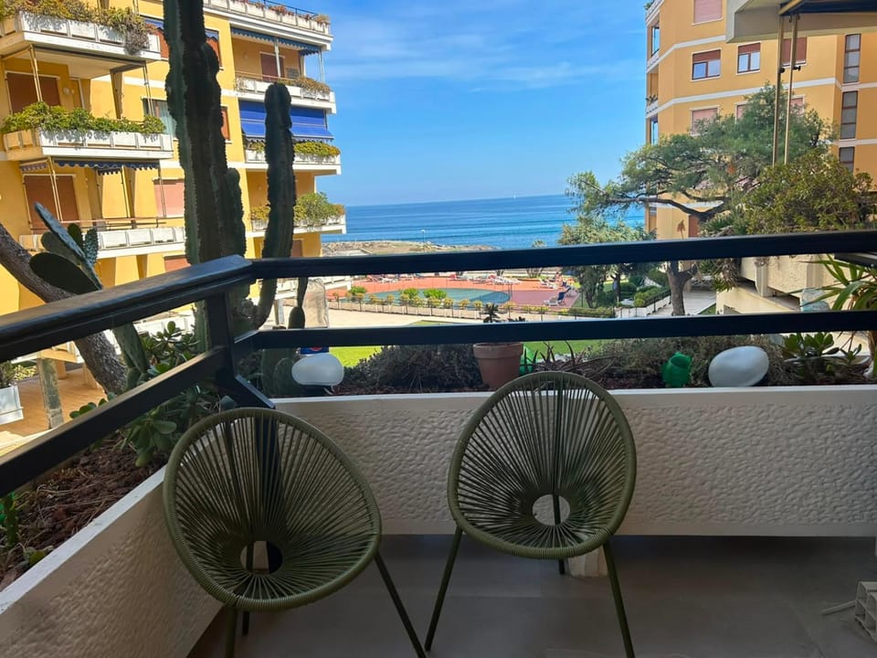 San Lorenzo Exclusive - Beachfront & Pools Apartment in Liguria