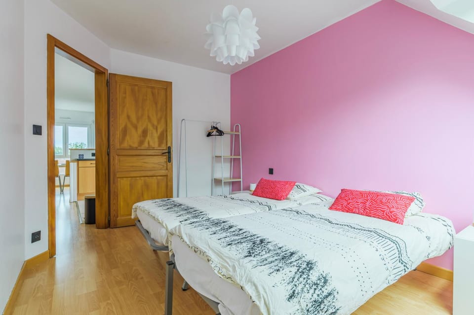 Photo of the whole room, Bedroom