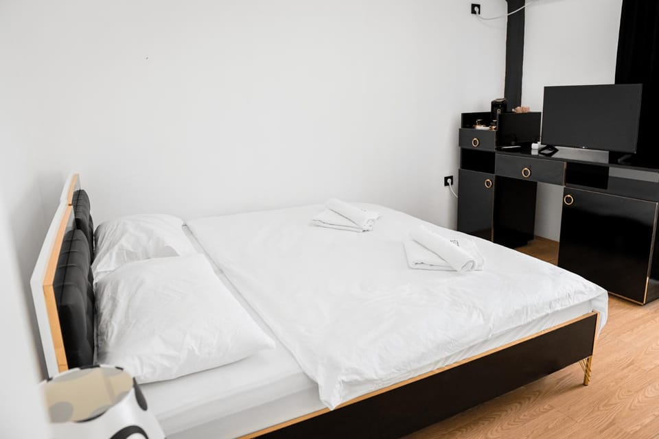 Bed, TV and multimedia, Bedroom