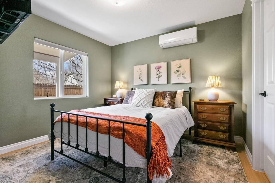 Bed, Photo of the whole room, Bedroom