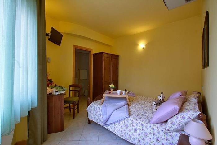 Bed, TV and multimedia, Photo of the whole room, Bedroom, towels, wardrobe