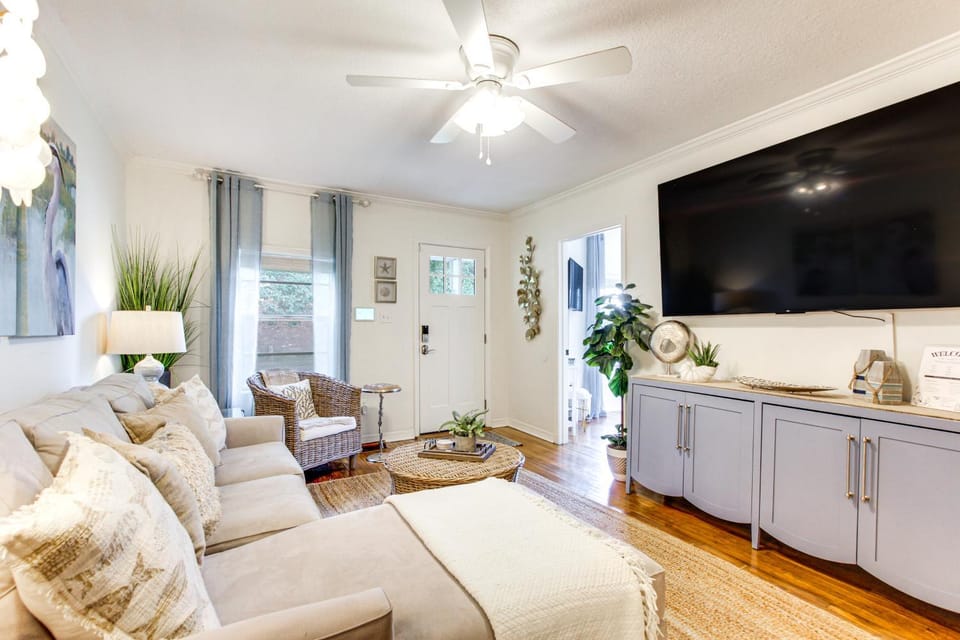 Hot Tub & Private Backyard! Gulfport Group Getaway House in Gulfport