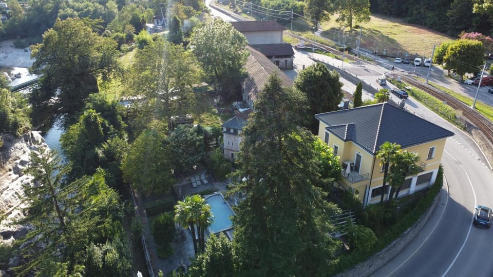 Property building, Bird's eye view, Garden, Pool view