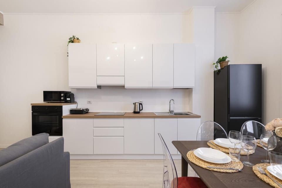 Coffee/tea facilities, Dining area, dishwasher, oven, stove