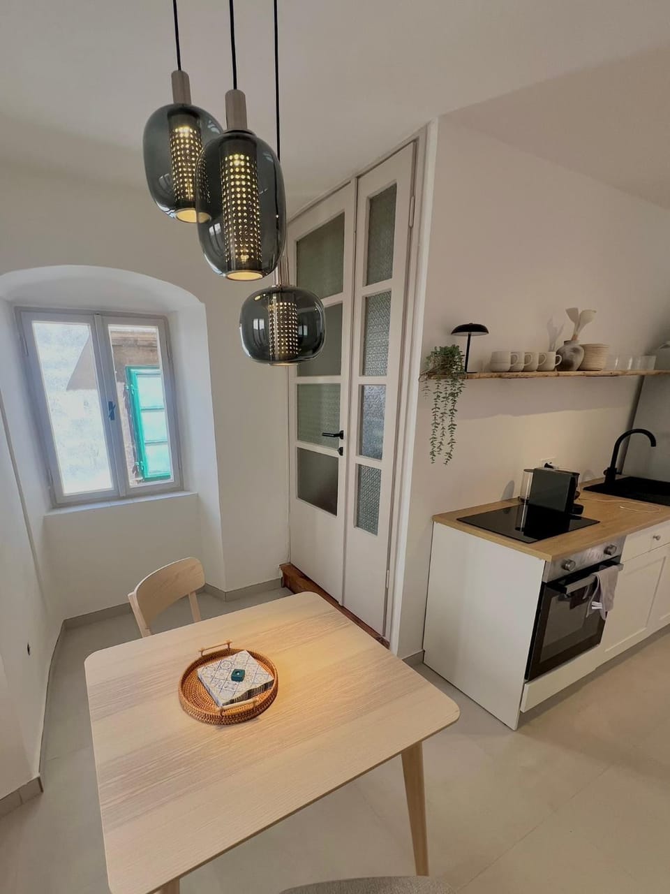 Kitchen or kitchenette, Dining area, stove