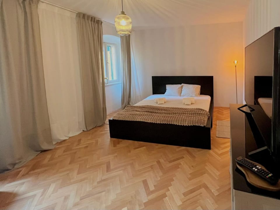 Bed, TV and multimedia, Photo of the whole room, Evening entertainment, Bedroom