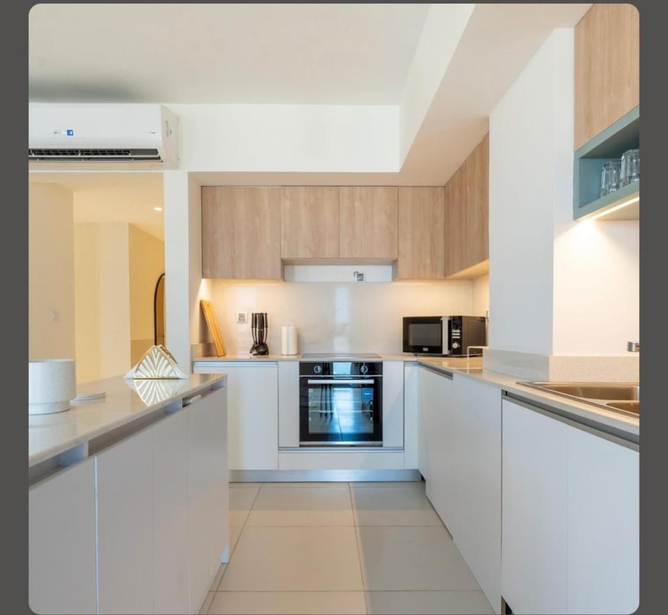 Kitchen or kitchenette, minibar, oven