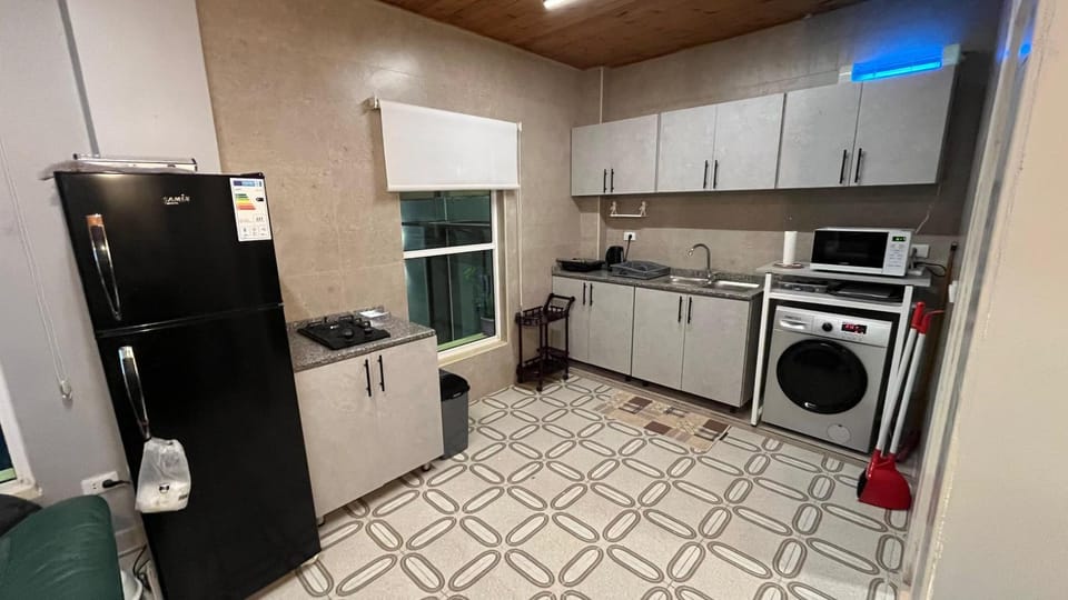 Kitchen or kitchenette, minibar, toaster, washing machine