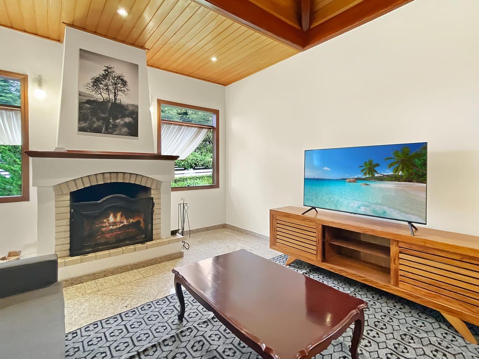 Communal lounge/ TV room, TV and multimedia, Living room, Seating area