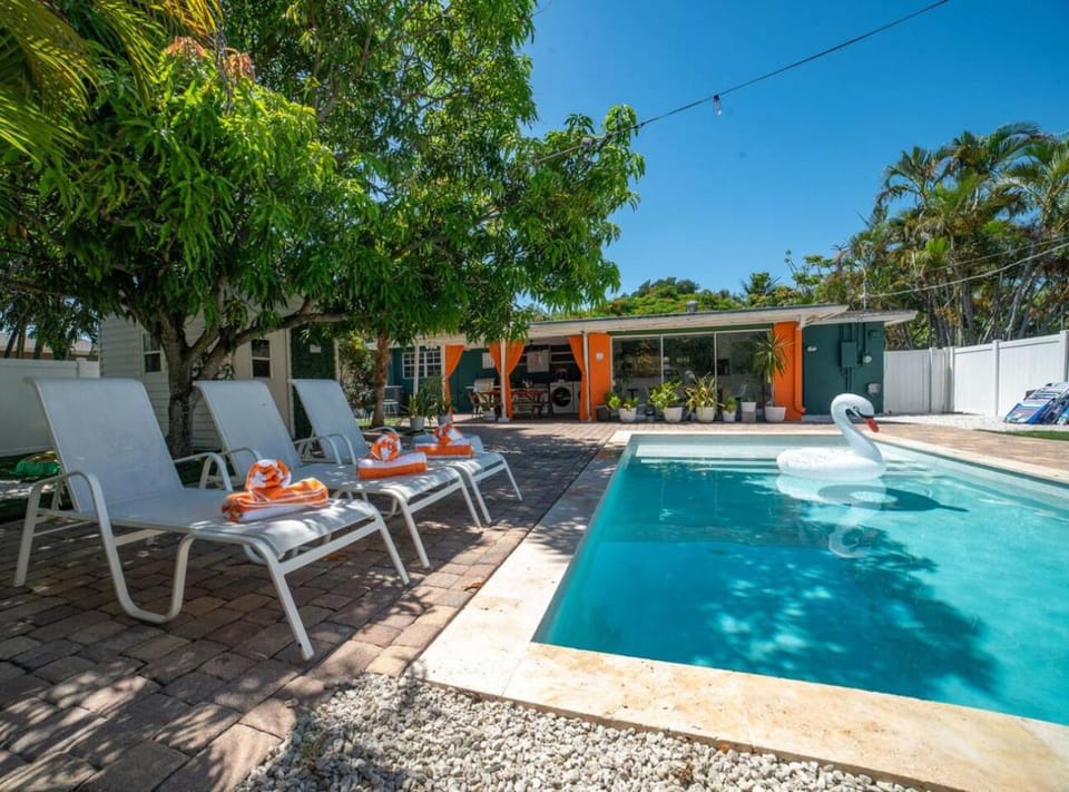 Pool view, Swimming pool, sunbed