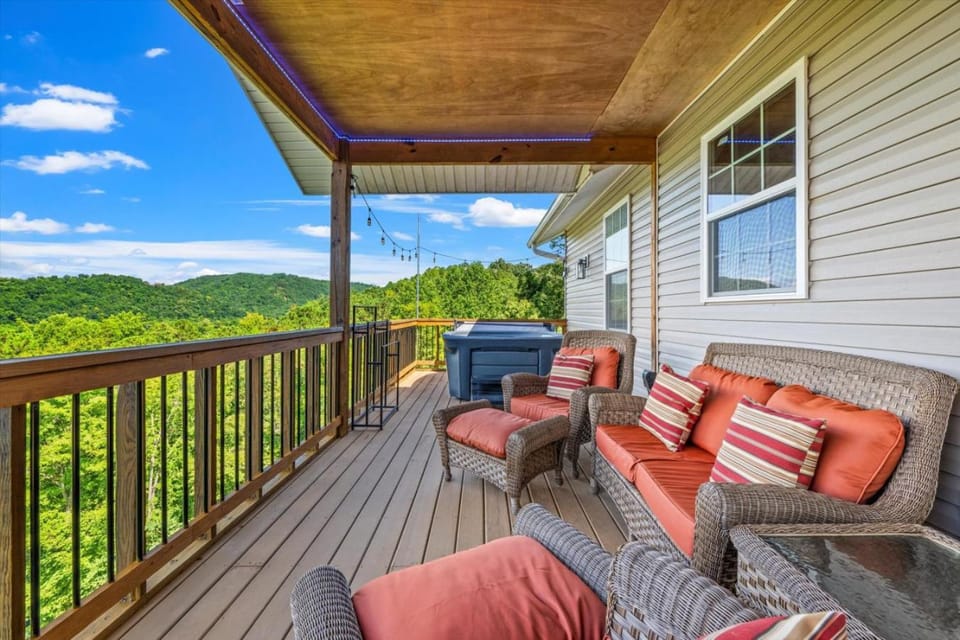 Wolfpack Retreat II- Hot Tub- Mtn Views- Game Room- Home Theatre- Pets House in Sevierville