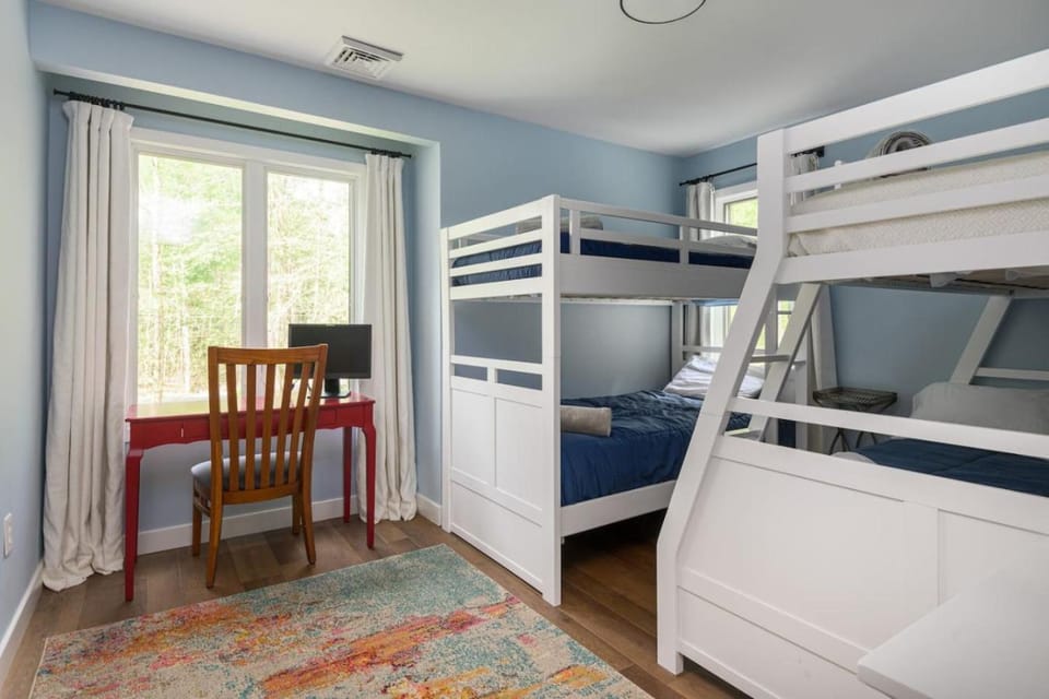 Bedroom, bunk bed