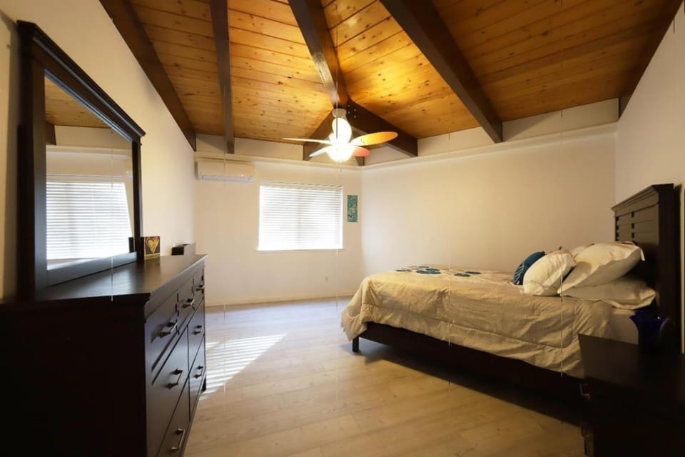 Spacious 3BR Retreat - Sleeps 10 - Free Parking House in Sierra Nevada