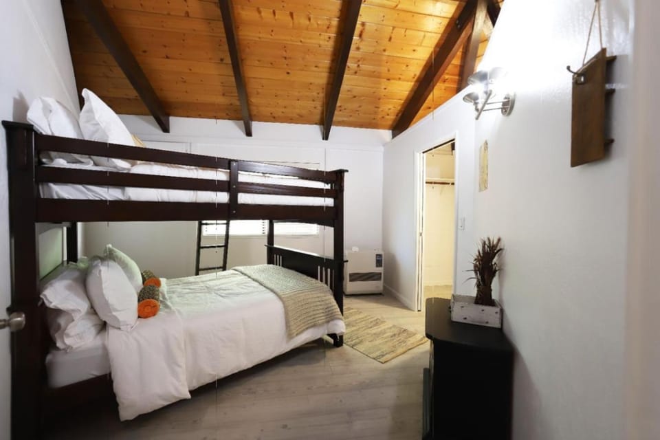 Spacious 3BR Retreat - Sleeps 10 - Free Parking House in Sierra Nevada