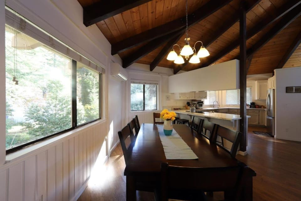Spacious 3BR Retreat - Sleeps 10 - Free Parking House in Sierra Nevada