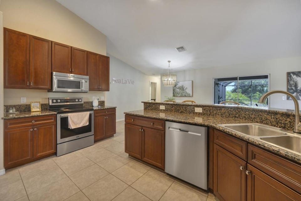 Family Retreat - Sleeps 10 - Pool - Near Beach House in South Gulf Cove
