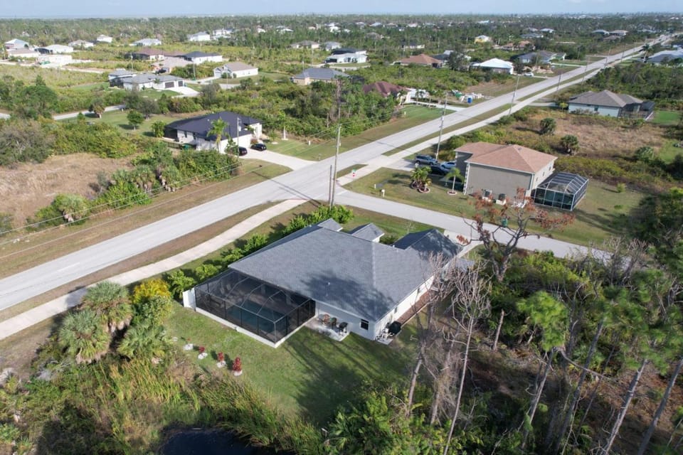 Family Retreat - Sleeps 10 - Pool - Near Beach House in South Gulf Cove