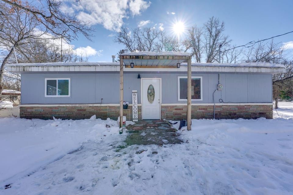 Pet-Friendly Retreat: Over 3 Acres in Baldwin! House in Michigan
