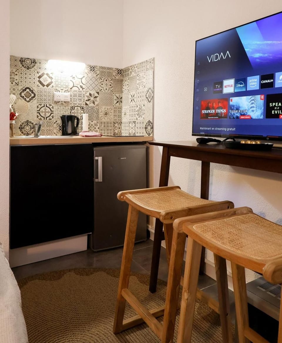 Coffee/tea facilities, Kitchen or kitchenette, Dining area