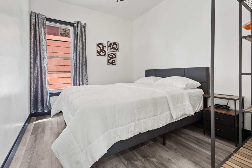 Cozy 4BR Home in Heart of Niagara Falls House in Niagara Falls