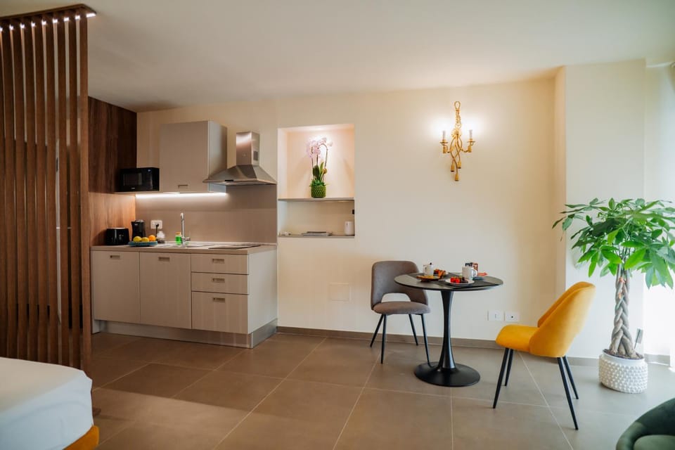 Dining area, kitchen