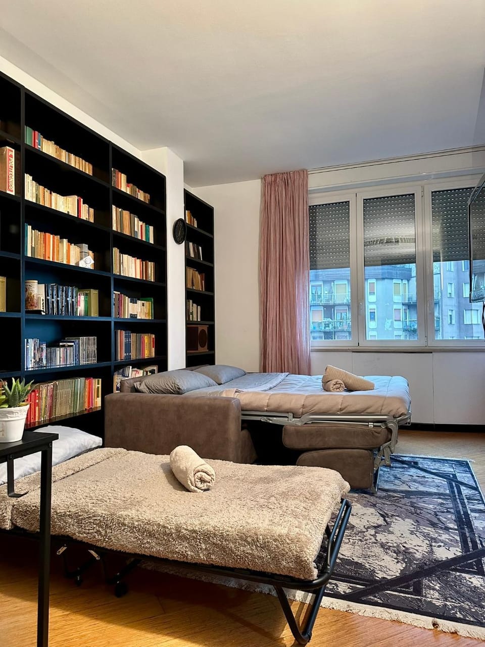 Bed, Library, Living room, Photo of the whole room, Seating area