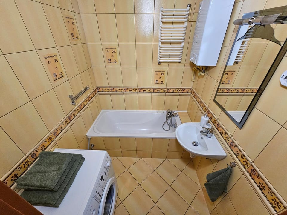 Bathroom, Bath, towels