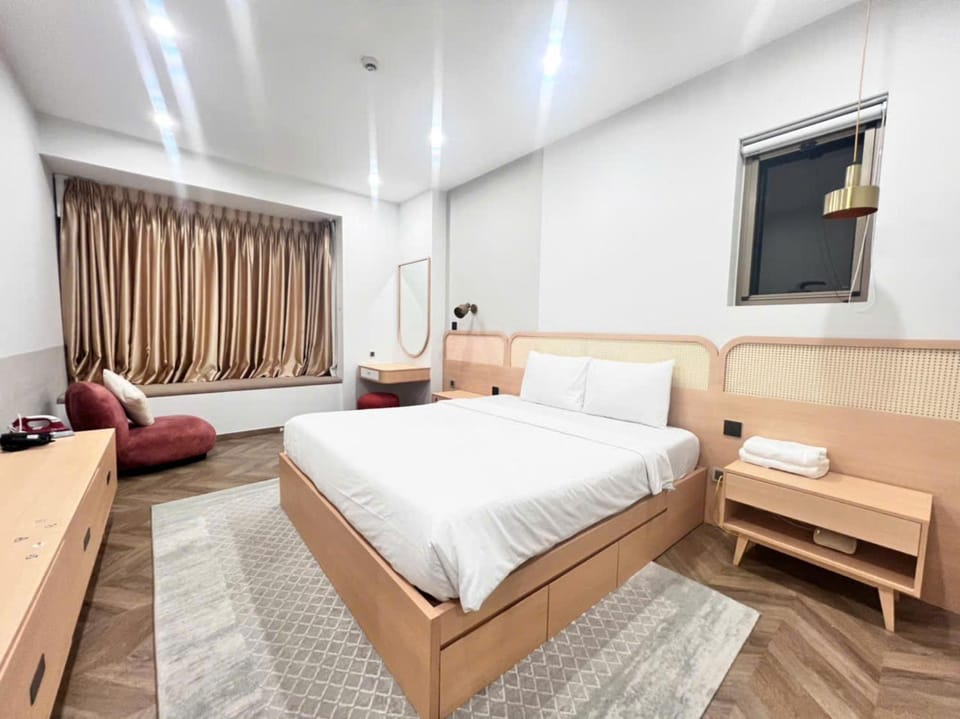 Bed, TV and multimedia, Living room, Seating area, Bedroom
