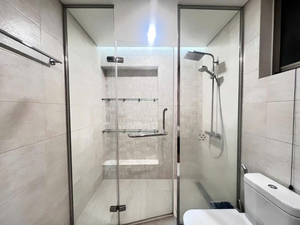Shower, Toilet, Bathroom, towels