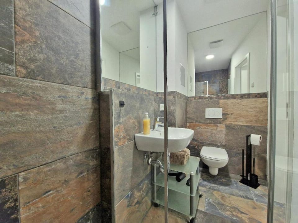 Shower, Toilet, Bathroom, towels