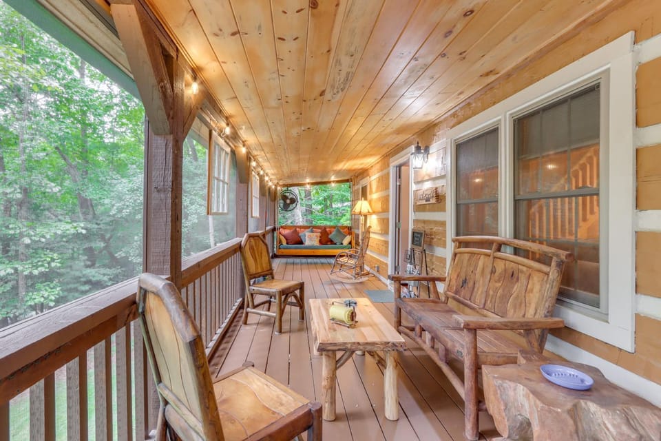 Near Hiking Trails: Hot Tub Haven in Ellijay! House in Georgia