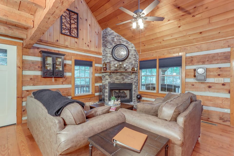 Near Hiking Trails: Hot Tub Haven in Ellijay! House in Georgia