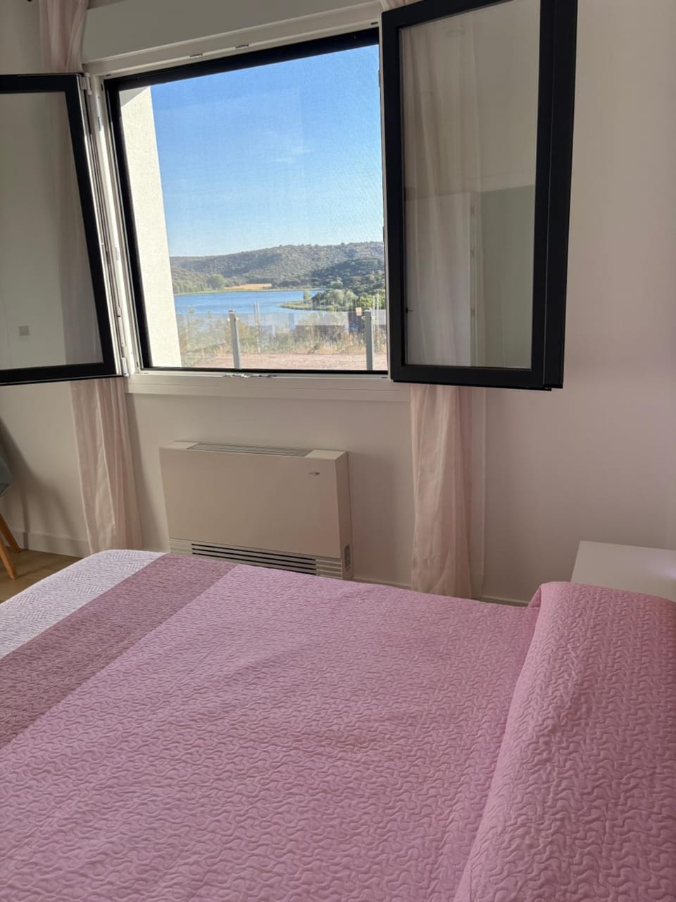 Bed, Natural landscape, Photo of the whole room, Bedroom, Mountain view
