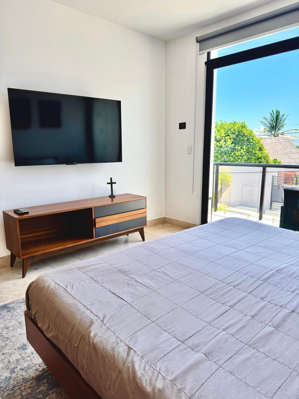 Bed, TV and multimedia, Photo of the whole room, Bedroom
