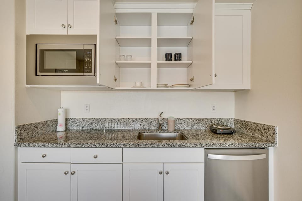 Cozy Desert Sanctuary 9 Mi to Mojave Narrows Park! Apartment in Victorville