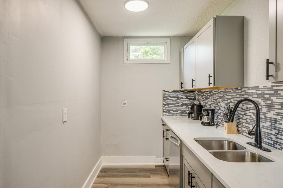 < 1 Mi to EverBank Stadium: Retreat w/ Yard! House in Jacksonville