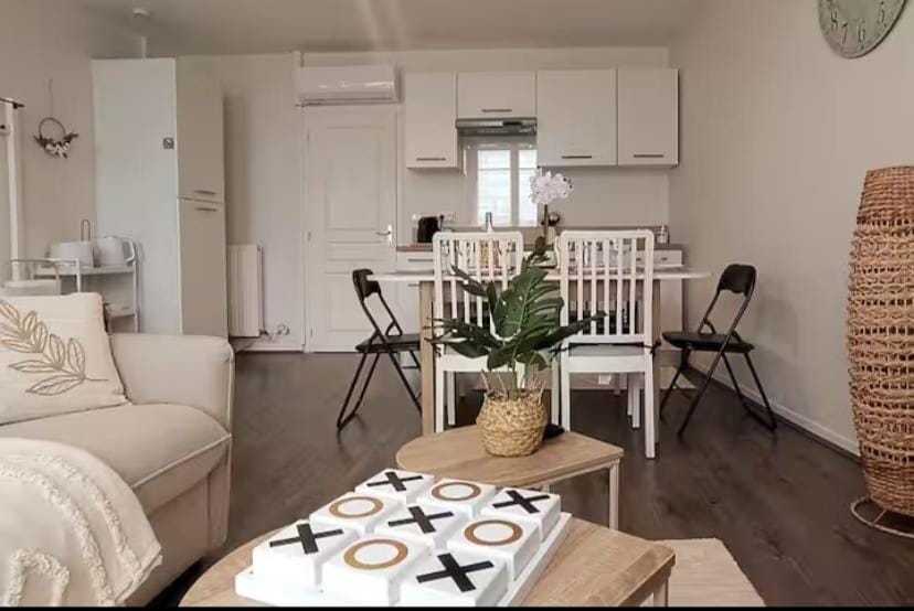Kitchen or kitchenette, Dining area, air conditioner